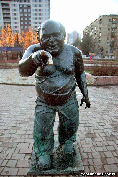 Памятник Евгению Леонову.
