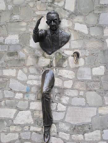 Памятник французскому писателю Марселю Эме.