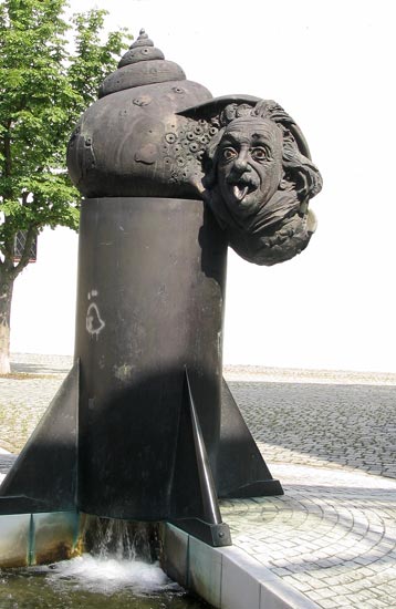 Памятник Альберту Эйнштейну.