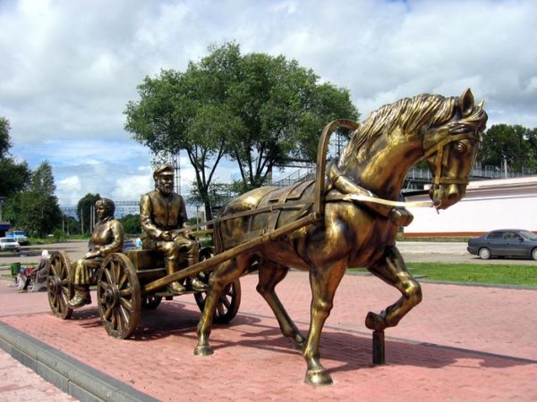 памятник переселенцам и основателям города Биробиджан