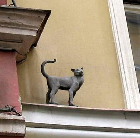 Памятник кошке, которая гуляет сама по себе.