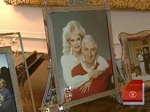 Арон Спеллинг с женой Канди на картине.