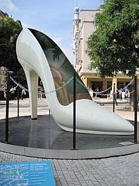 Памятник обуви