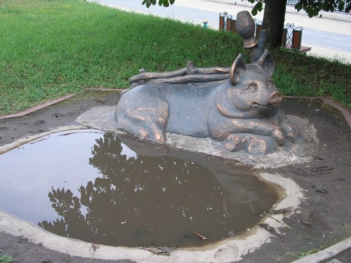 памятник свинье