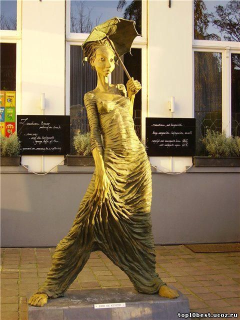 Памятник девушке с зонтом