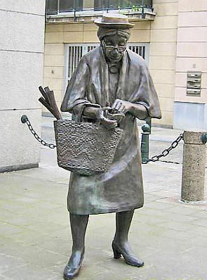 Памятник старой женщине
