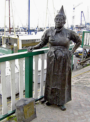 Памятник женщине